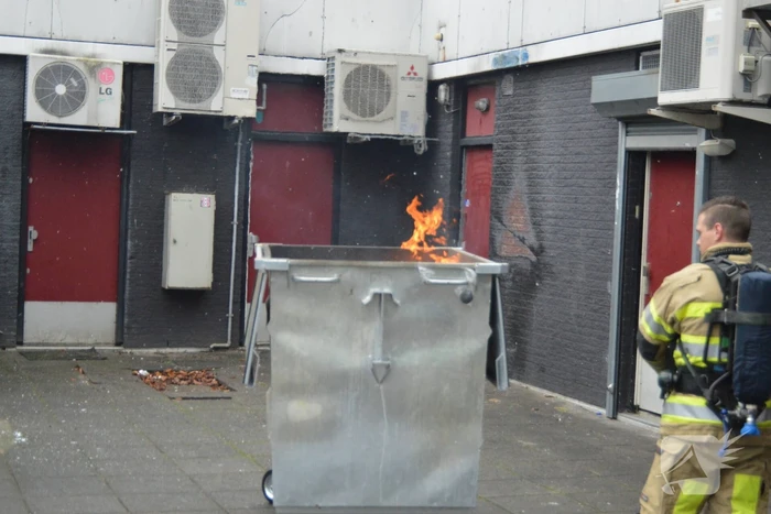 Veel rook door brand in container