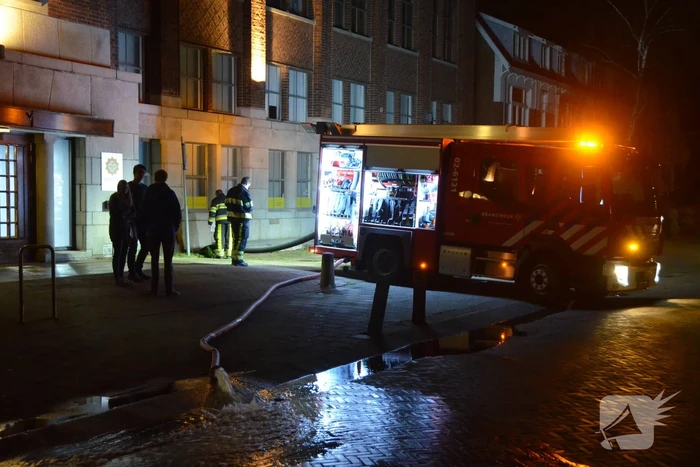 Brandweer pompt kelder vol met water leeg