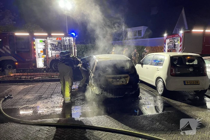 Auto volledig verwoest door brand