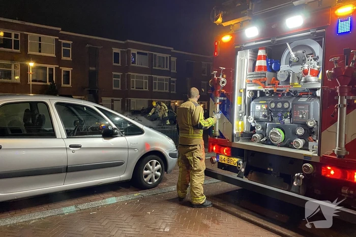Afvalbrand in grote plantenbak