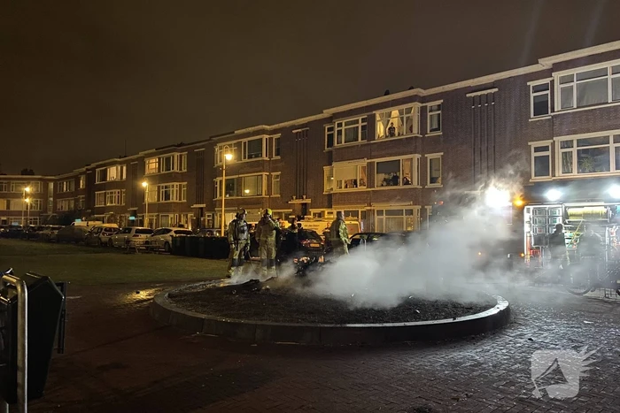 Afvalbrand in grote plantenbak