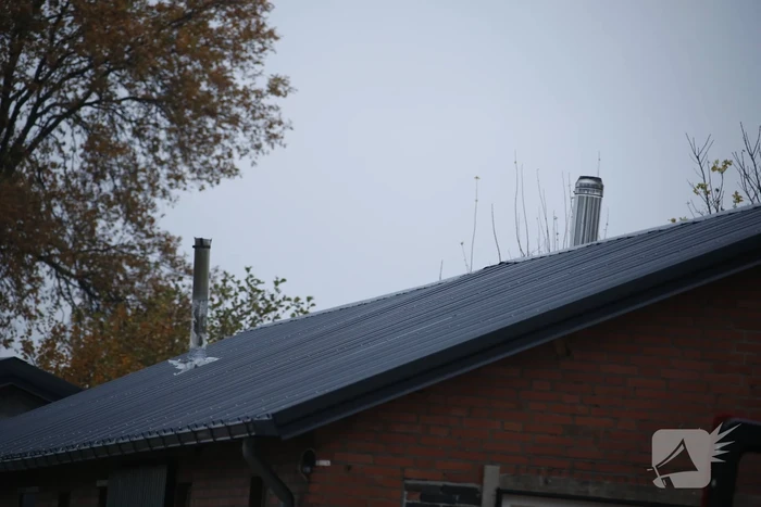 Oververhitte schoorsteen veroorzaakt brand