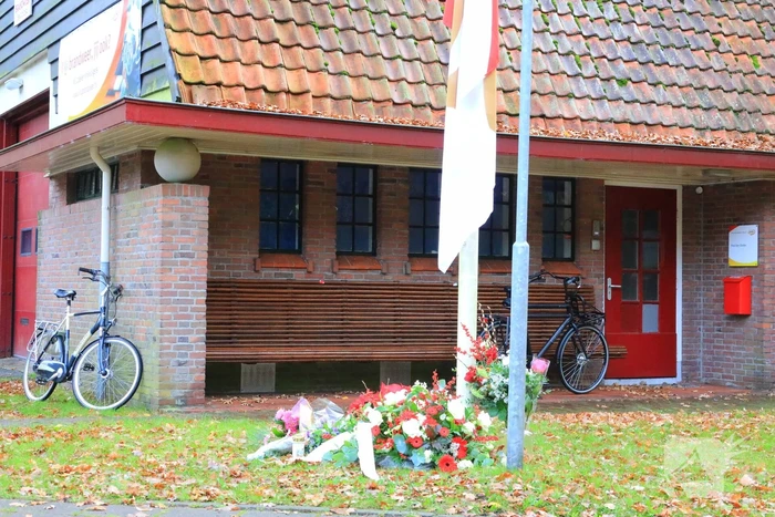 Bloemen voor de overleden brandweerman