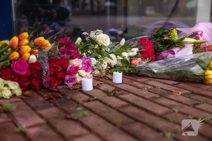 Bloemen voor de overleden brandweerman