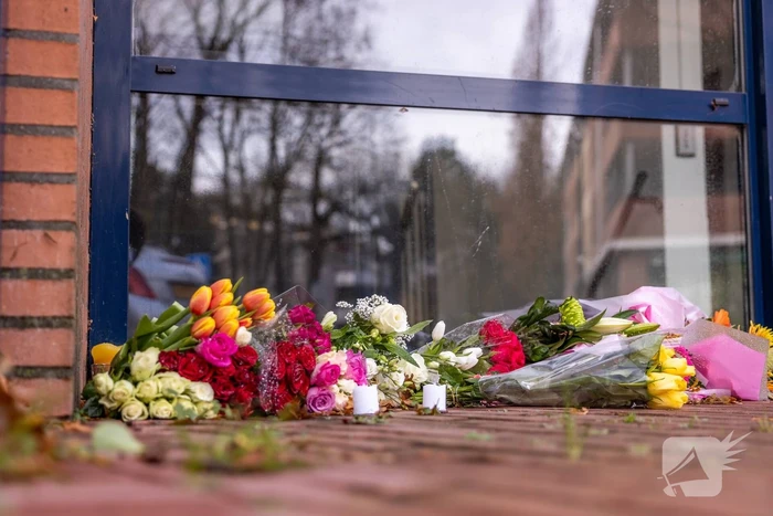 Bloemen voor de overleden brandweerman
