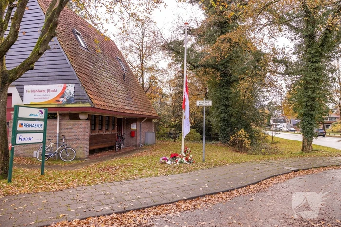 Bloemen voor de overleden brandweerman
