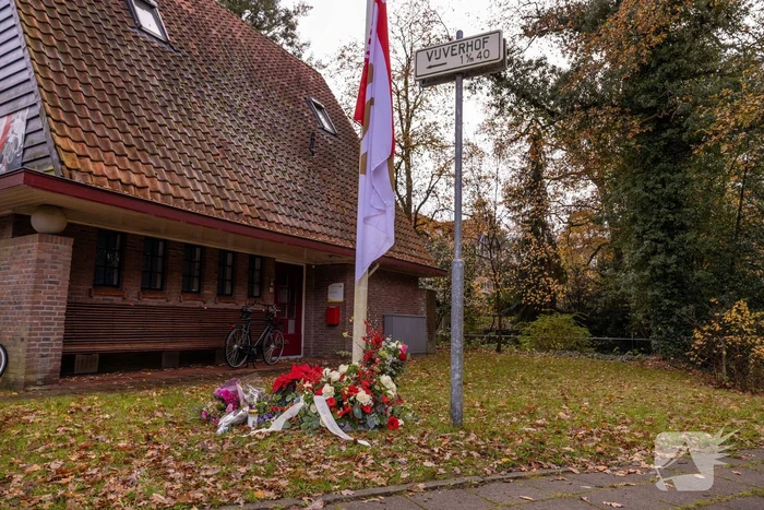 Bloemen voor de overleden brandweerman