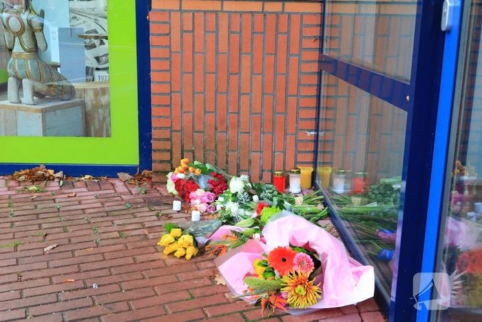 Bloemen voor de overleden brandweerman