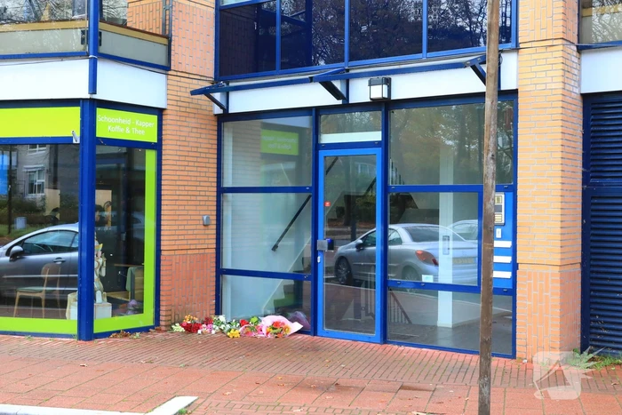 Bloemen voor de overleden brandweerman