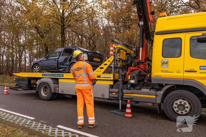 Auto vliegt uit de bocht en knalt tegen boom