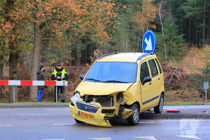 Twee auto's botsen op kruising