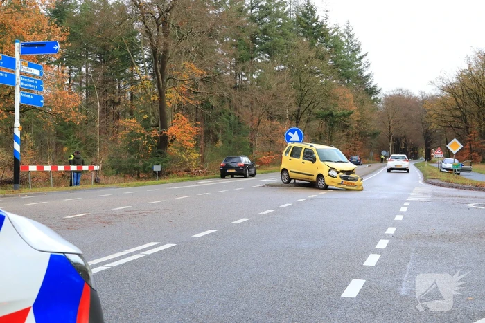 Twee auto's botsen op kruising
