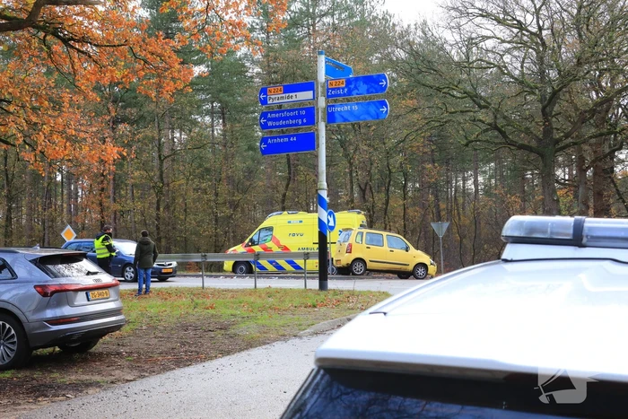 Twee auto's botsen op kruising