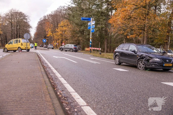 Twee auto's botsen op kruising