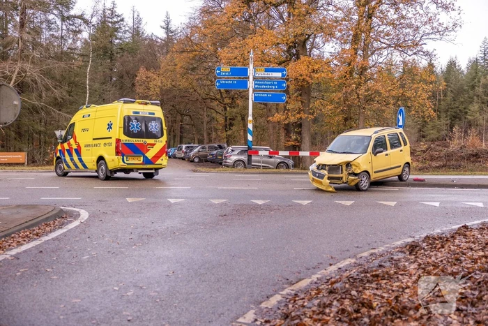 Twee auto's botsen op kruising