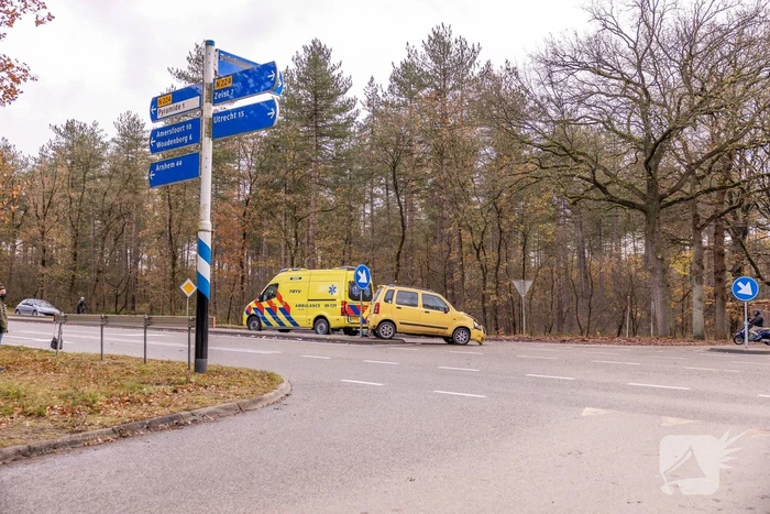 Twee auto's botsen op kruising