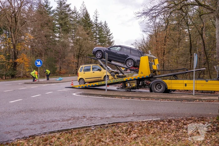 Twee auto's botsen op kruising