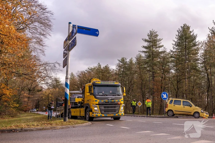 Twee auto's botsen op kruising