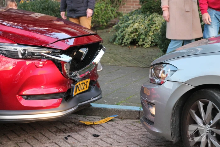 Bestuurster botst tegen twee voertuigen met inparkeren
