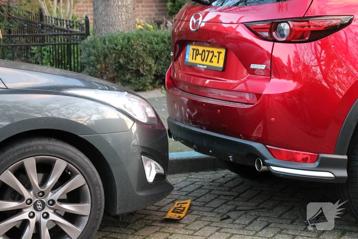 Bestuurster botst tegen twee voertuigen met inparkeren