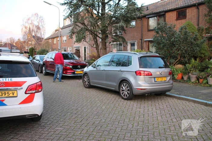 Bestuurster botst tegen twee voertuigen met inparkeren