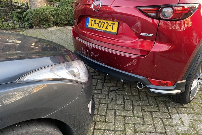 Bestuurster botst tegen twee voertuigen met inparkeren