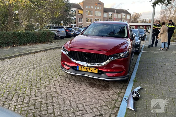 Bestuurster botst tegen twee voertuigen met inparkeren