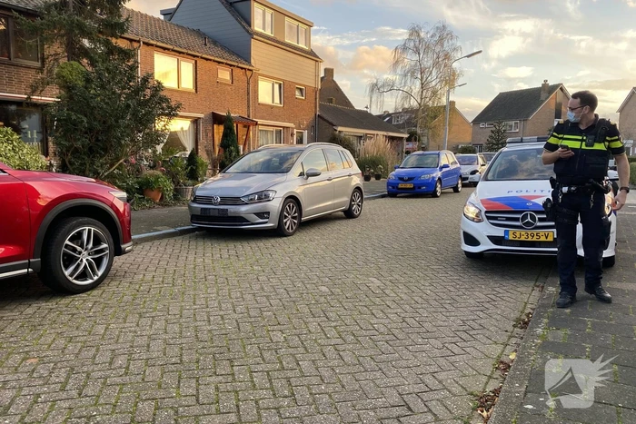 Bestuurster botst tegen twee voertuigen met inparkeren