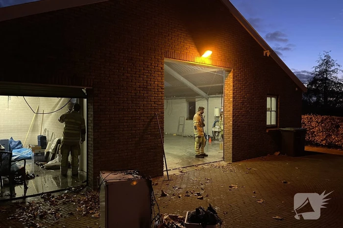 Koelkast in schuur vlam gevat