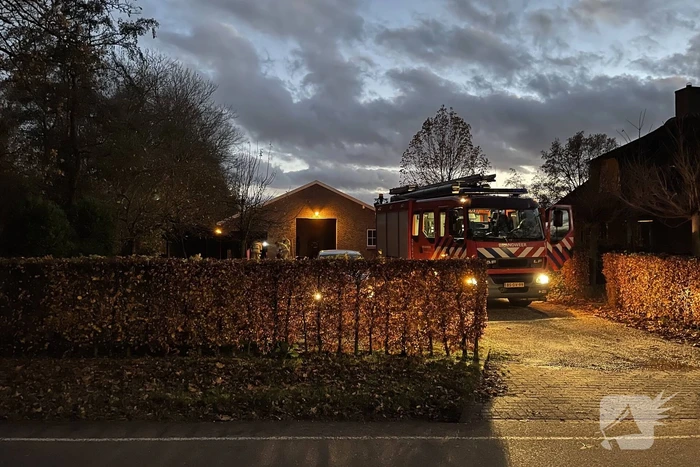 Koelkast in schuur vlam gevat