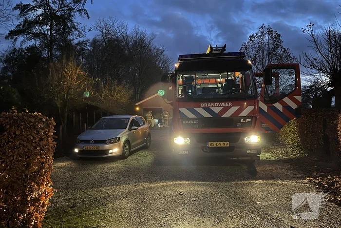 Koelkast in schuur vlam gevat