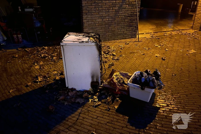 Koelkast in schuur vlam gevat
