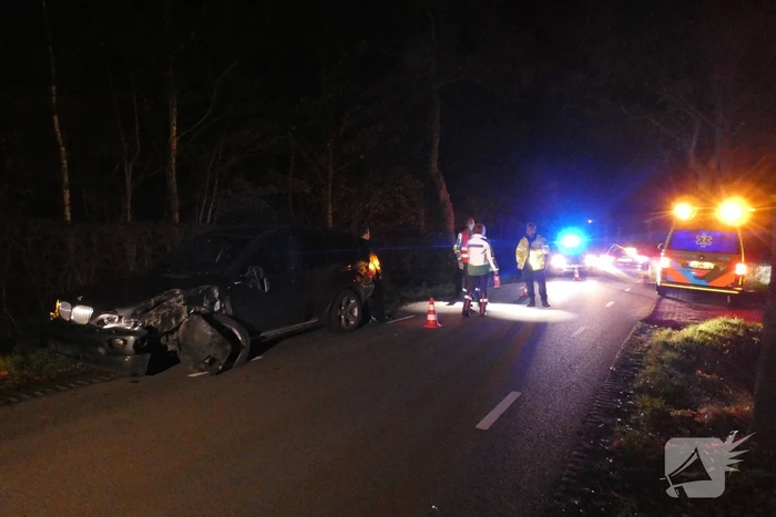 Auto botst op boom