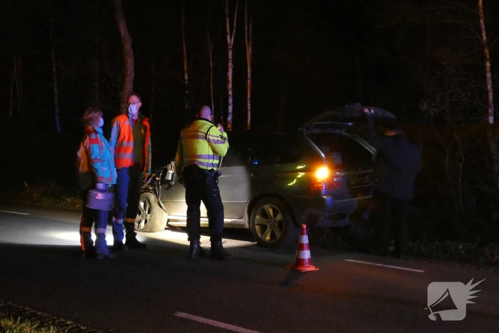 Auto botst op boom