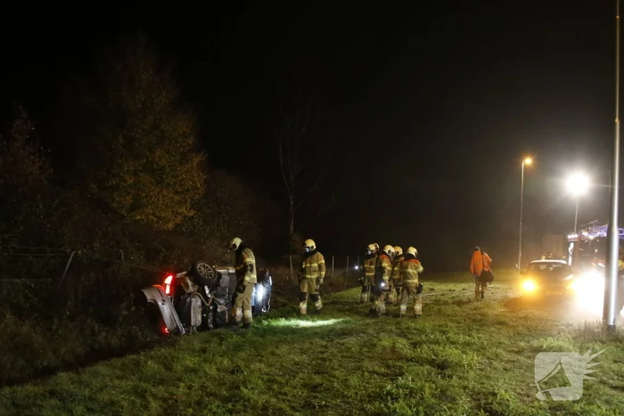 Auto belandt op z'n kant in sloot