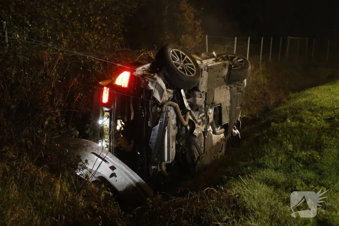 Auto belandt op z'n kant in sloot