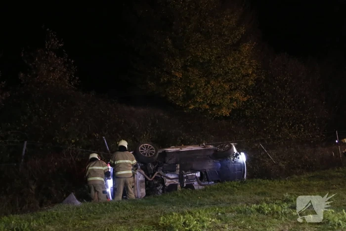 Auto belandt op z'n kant in sloot