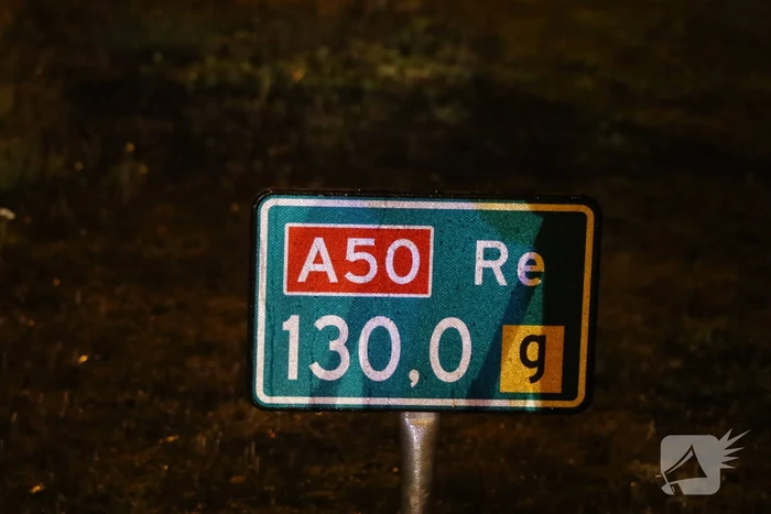 Auto belandt op z'n kant in sloot