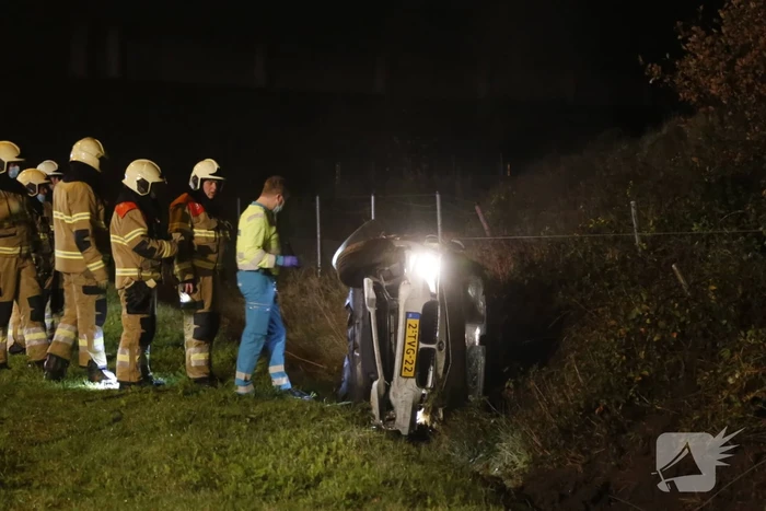 Auto belandt op z'n kant in sloot
