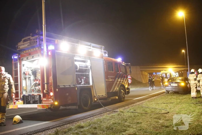 Auto belandt op z'n kant in sloot
