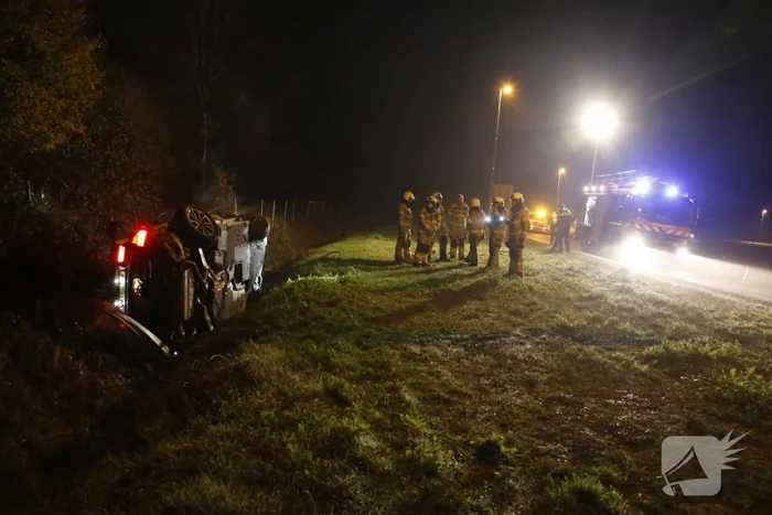 Auto belandt op z'n kant in sloot