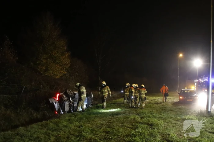 Auto belandt op z'n kant in sloot