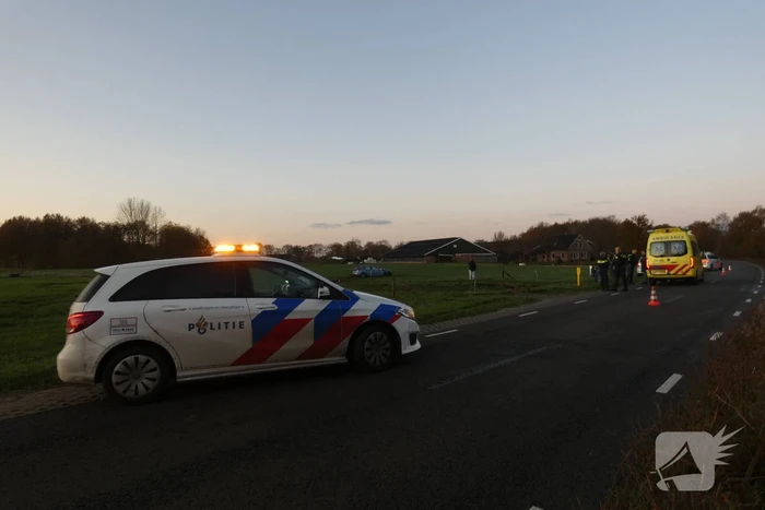 Automobilist belandt met zijn auto in weiland