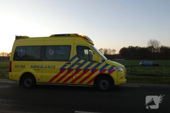 Automobilist belandt met zijn auto in weiland