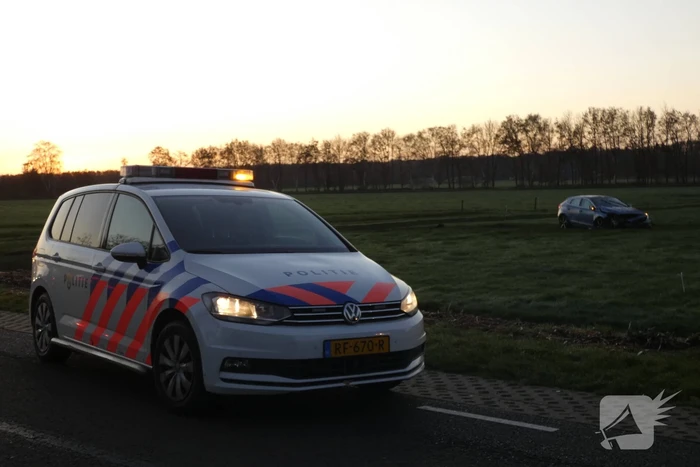 Automobilist belandt met zijn auto in weiland