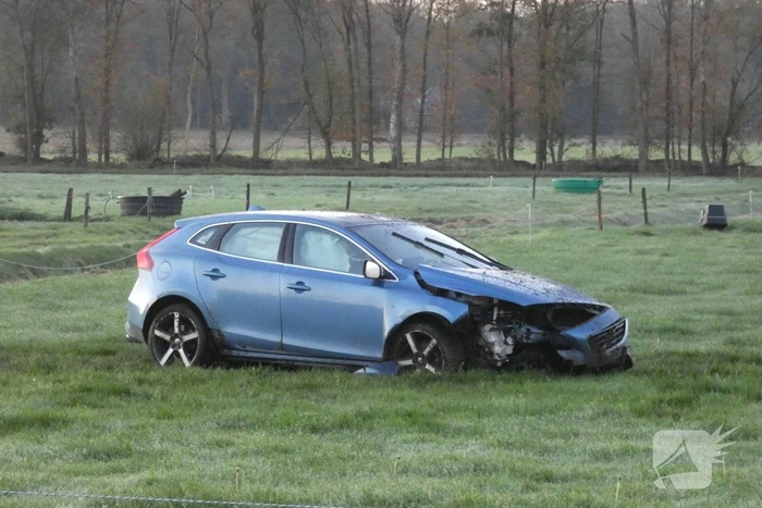 Automobilist belandt met zijn auto in weiland
