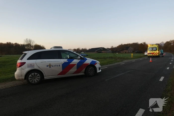 Automobilist belandt met zijn auto in weiland