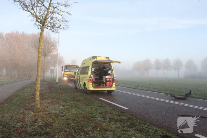 Twee auto's botsen frontaal op elkaar