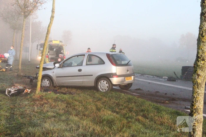 Twee auto's botsen frontaal op elkaar