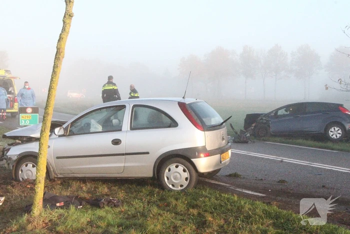 Twee auto's botsen frontaal op elkaar